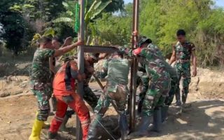 TNI dan warga gotong royong pulihkan rumah, masjid, dan sekolah Aceh