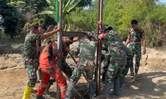 TNI dan warga gotong royong pulihkan rumah, masjid, dan sekolah Aceh