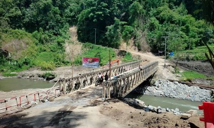 TNI menyelesaikan sembilan jembatan aramco-bailey di lokasi bencana Agam