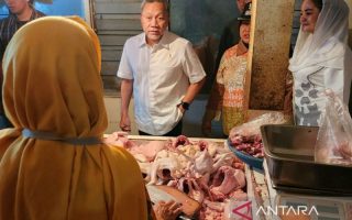 Menko Zulkifli cek persediaan dan harga pangan di Pasar Bandarjo Semarang