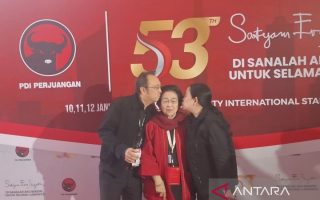 Megawati dicium dua anaknya usai hadiri Rakernas PDIP hari kedua