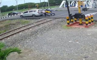 Kabid Humas Polda Jateng turun tangan membantu mobil mogok di perlintasan KA