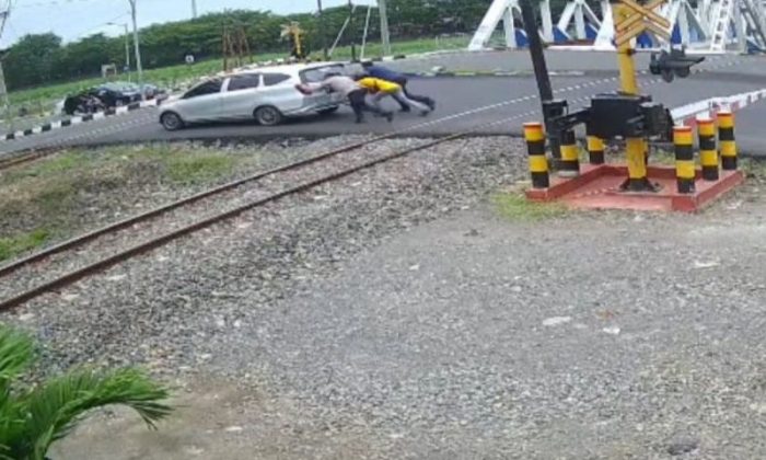 Kabid Humas Polda Jateng turun tangan membantu mobil mogok di perlintasan KA