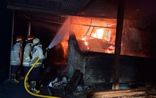 Dua damkar BPBD Bantul dikerahkan padamkan kebakaran gudang kayu