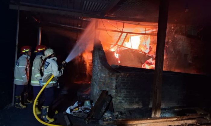 Dua damkar BPBD Bantul dikerahkan padamkan kebakaran gudang kayu