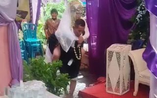 Pasangan pengantin terjang banjir untuk resepsi pernikahan di Jakbar