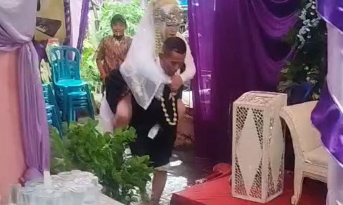 Pasangan pengantin terjang banjir untuk resepsi pernikahan di Jakbar