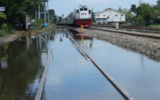 108 perjalanan KA dibatalkan akibat banjir di Pekalongan