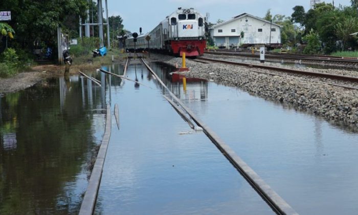 108 perjalanan KA dibatalkan akibat banjir di Pekalongan