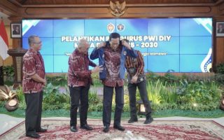 PWI Pusat anugerahkan anggota kehormatan kepada Sultan HB X
