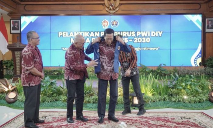 PWI Pusat anugerahkan anggota kehormatan kepada Sultan HB X