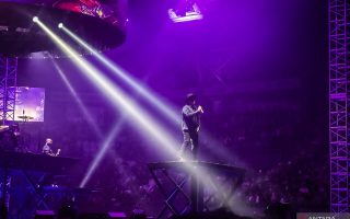 Tampil memukau, Padi Reborn bawa nostalgia di konser Dua Delapan