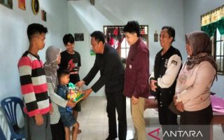 Anggota Fraksi PDIP DPRD Kulon Progo kunjungi siswa korban dugaan keracunan MBG