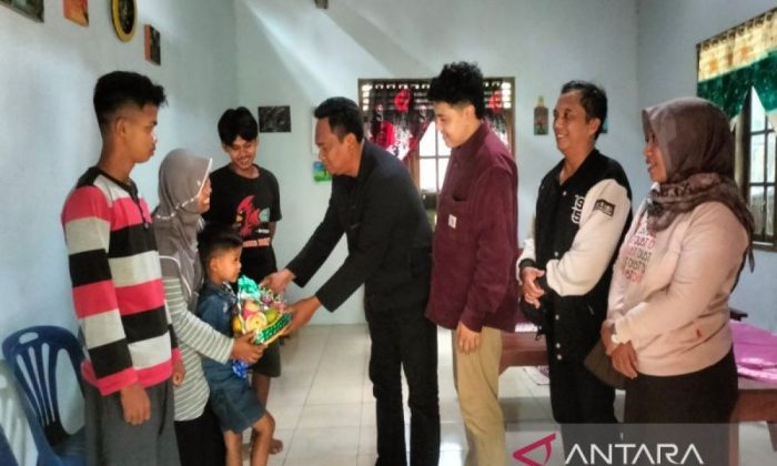 Anggota Fraksi PDIP DPRD Kulon Progo kunjungi siswa korban dugaan keracunan MBG