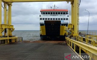 Kapal feri tertahan di lintasan Situbondo-Madura akibat cuaca buruk