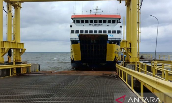 Kapal feri tertahan di lintasan Situbondo-Madura akibat cuaca buruk