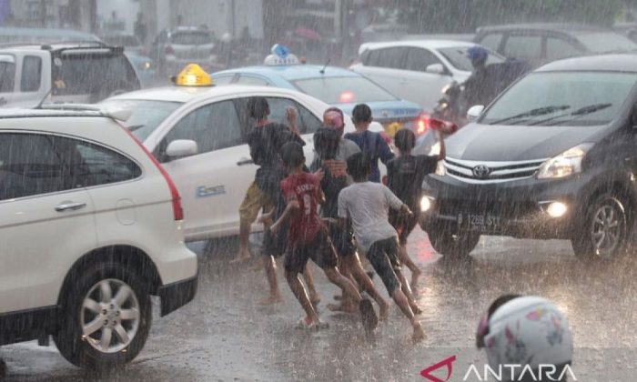 Dokter: Langsung mandi air hangat setelah kehujanan