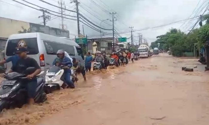Jalan Pantura Kudus-Pati tersendat akibat banjir