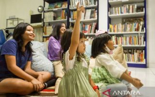 Sesi mendongeng dua bahasa di IFI Yogyakarta diminati anak-anak dan remaja