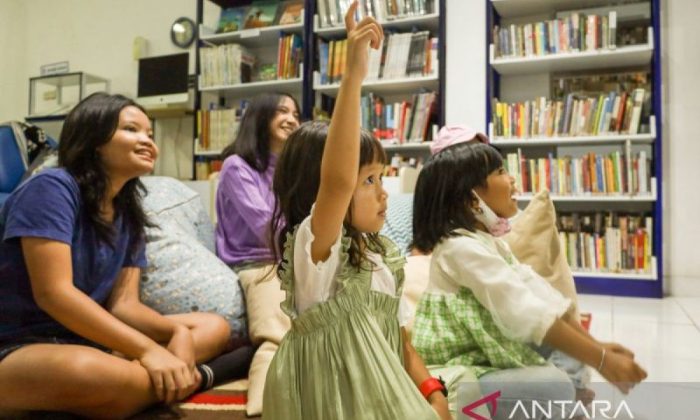 Sesi mendongeng dua bahasa di IFI Yogyakarta diminati anak-anak dan remaja
