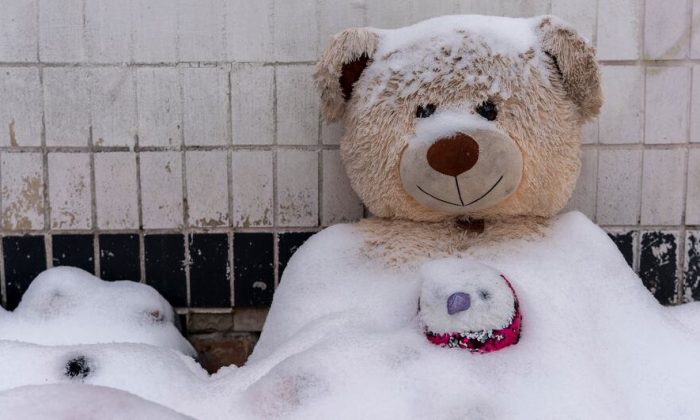 World News in Brief: Syria ceasefire welcomed, ‘Olympic truce’, Ukraine’s freezing children