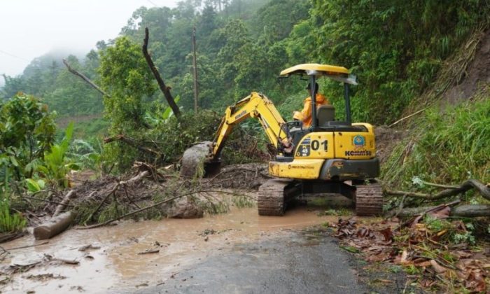 Warga Desa Tempur Jepara masih terisolasi akibat longsor