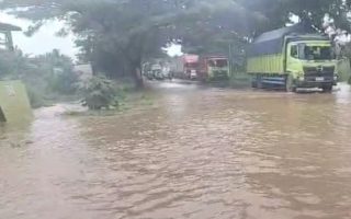 Polresta Pati kerahkan personel atur Jalan Pantura Pati yang banjir