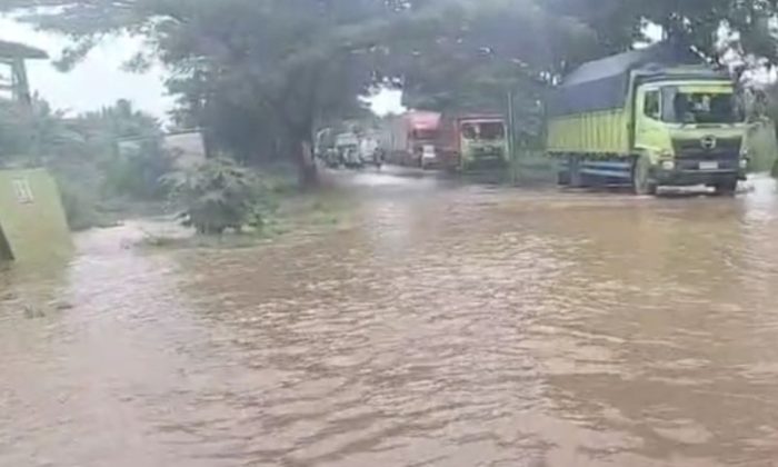 Polresta Pati kerahkan personel atur Jalan Pantura Pati yang banjir
