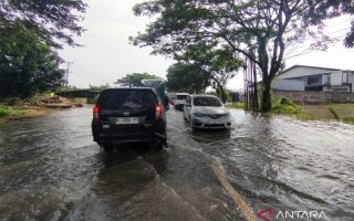 Pengendara diminta berhati-hati di Jalan Pantura Pati masih ada genangan banjir