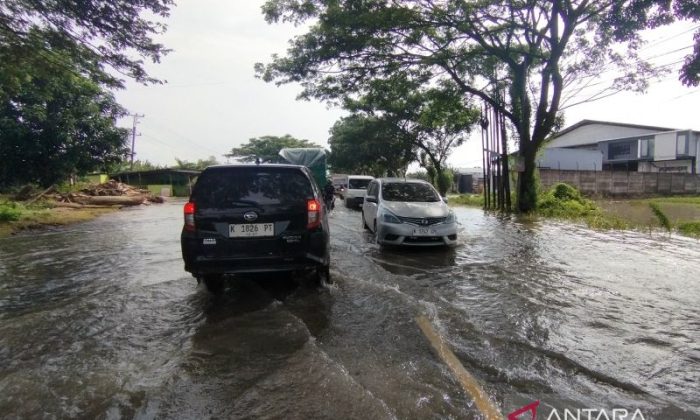 Pengendara diminta berhati-hati di Jalan Pantura Pati masih ada genangan banjir