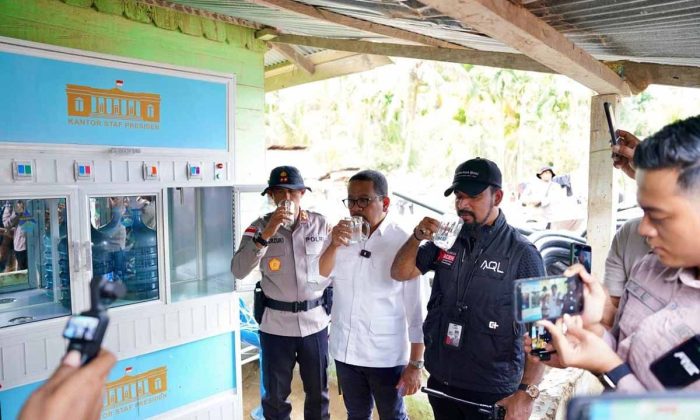 Kastaf Kepresidenan serahkan penjernih air untuk korban bencana Aceh