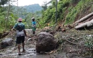 Akses jalan utama di Desa Tempur Jepara terkena longsor
