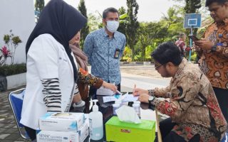 Pegawai BNNK Temanggung dites urine