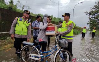 Polres Kudus bantu sembako korban banjir di pengungsian
