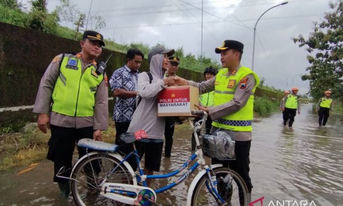 Polres Kudus bantu sembako korban banjir di pengungsian