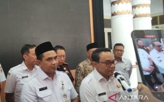 Taj Yasin menyerahkan surat tugas Plt Bupati Pati kepada Wakil Bupati Risma Ardhi
