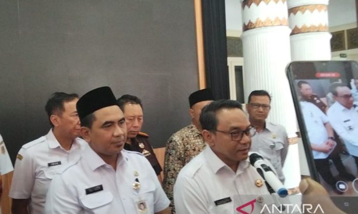 Taj Yasin menyerahkan surat tugas Plt Bupati Pati kepada Wakil Bupati Risma Ardhi