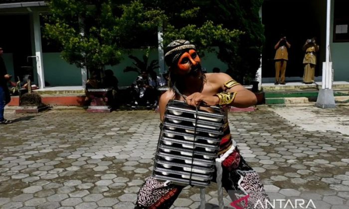 Petugas SPPG Danupayan memakai kostum warok saat mengantar MBG ke sekolah