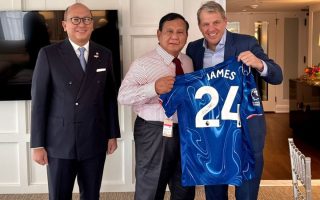 Prabowo menerima jersey Chelsea bertanda tangan Reece James dari Boehly