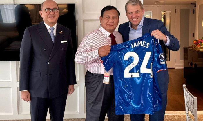 Prabowo menerima jersey Chelsea bertanda tangan Reece James dari Boehly