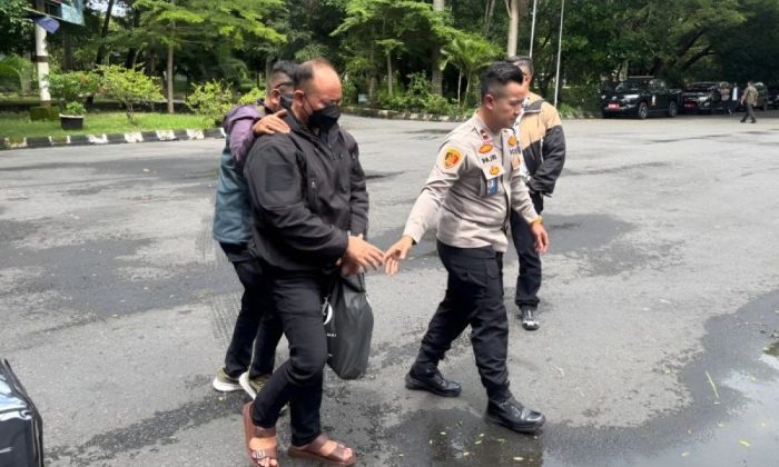 Enam tersangka terkait kasus dugaan narkoba mantan Kapolres Bima Kota AKBP Didik dibawa ke Bareskrim