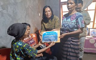 Sambangi rumah duka di NTT, Kemendikdasmen memberikan santunan