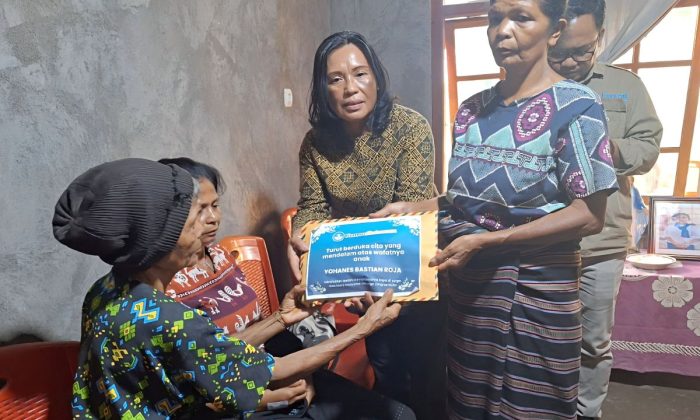 Sambangi rumah duka di NTT, Kemendikdasmen memberikan santunan