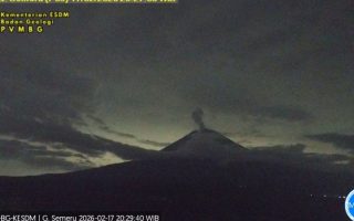 Gunung Semeru kembali erupsi dengan tinggi letusan 800 meter