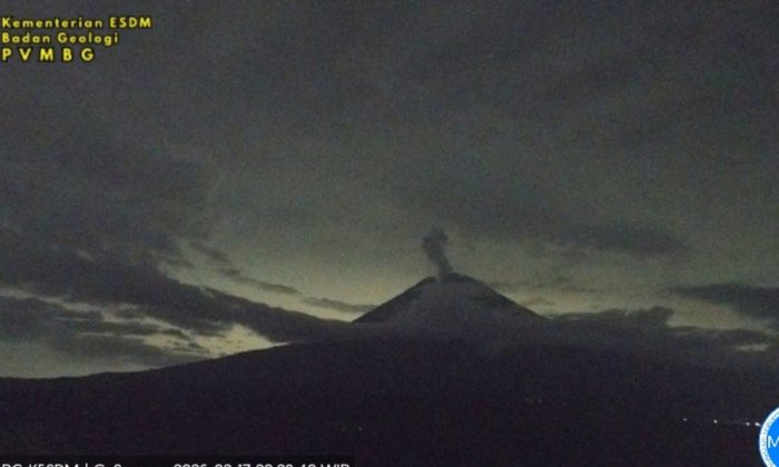 Gunung Semeru kembali erupsi dengan tinggi letusan 800 meter