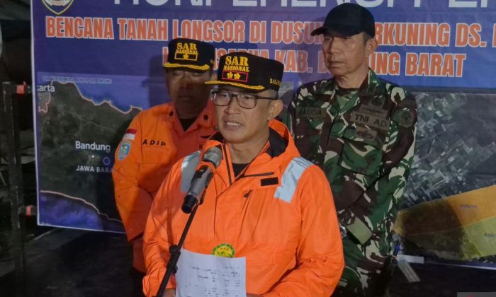 Tim SAR melanjutkan pencarian korban longsor Cisarua secara terbatas