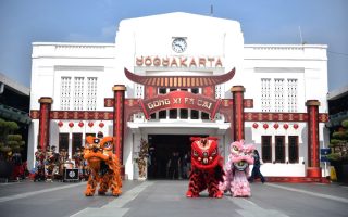 KAI Daop 6 menggelar atraksi Barongsai di Stasiun Yogyakarta meriahkan Imlek