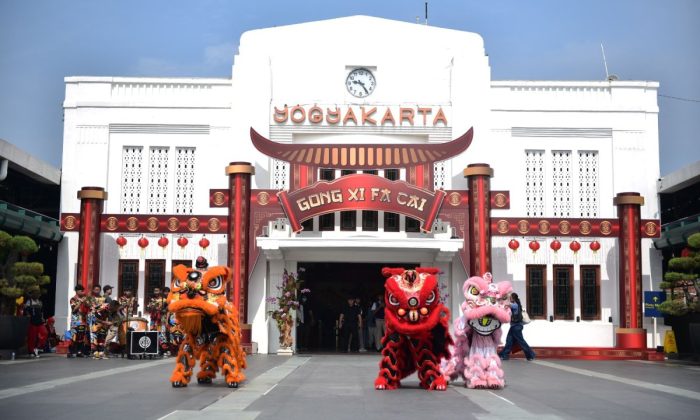 KAI Daop 6 menggelar atraksi Barongsai di Stasiun Yogyakarta meriahkan Imlek