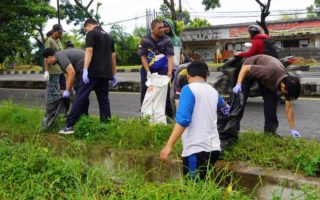 Pemkab Bantul menggiatkan bersih lingkungan untuk budayakan gerakan Bantul ASRI
