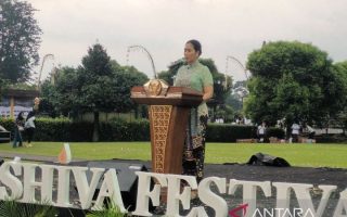 1.008 cahaya dipa mewarnai malam Mahashivaratri di Candi Prambanan